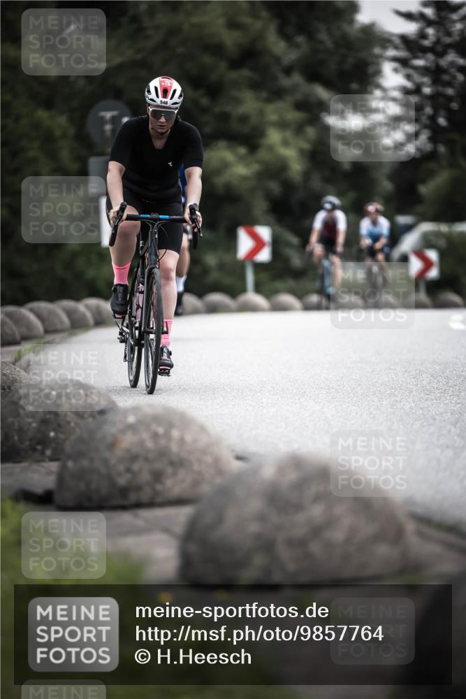 21.06.2026 - 29. Vierlanden-Triathlon H.Heesch http://msf.ph/oto/9857764 21.06.2026 10:29:53 Radfahren Ü, 22, 56, 113, 492, 502, 518, 548, 571 meine-sportfotos.de