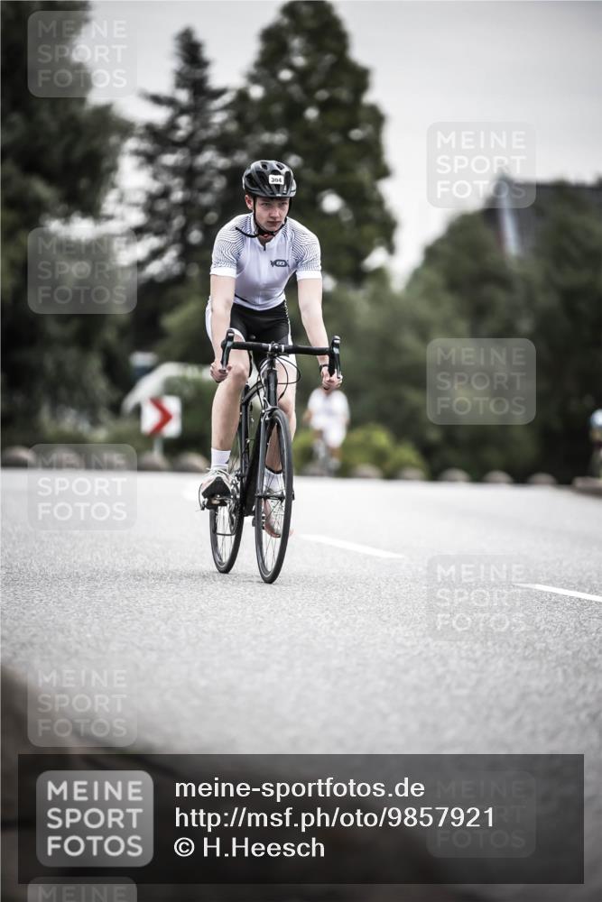 21.06.2026 - 29. Vierlanden-Triathlon H.Heesch http://msf.ph/oto/9857921 21.06.2026 10:30:04 Radfahren 2, 56, 72, 274, 284, 304, 497, 572 meine-sportfotos.de