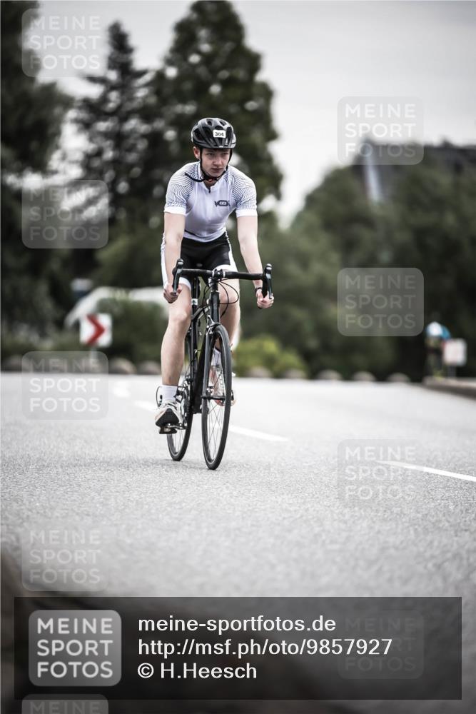 21.06.2026 - 29. Vierlanden-Triathlon H.Heesch http://msf.ph/oto/9857927 21.06.2026 10:30:04 Radfahren 2, 56, 72, 274, 284, 304, 497, 572 meine-sportfotos.de