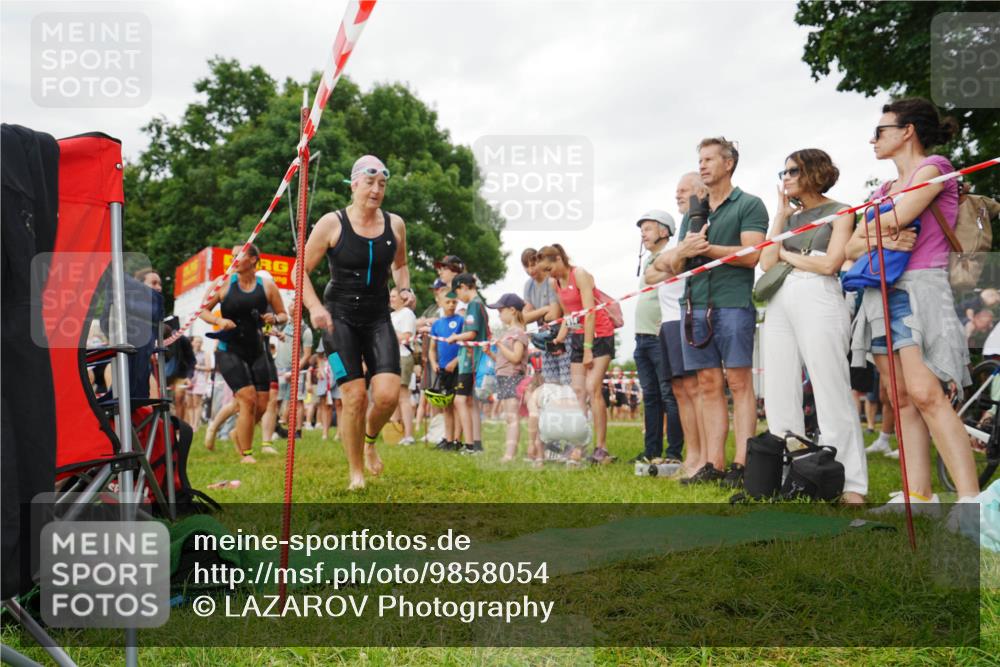 21.06.2026 - 29. Vierlanden-Triathlon LAZAROV Photography http://msf.ph/oto/9858054 21.06.2026 10:18:38 Schwimmen 368, 499, 513, 539, 571, 582, 605, 606, 608, 618 meine-sportfotos.de
