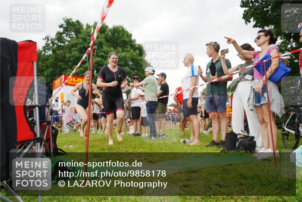 21.06.2026 - 29. Vierlanden-Triathlon LAZAROV Photography http://msf.ph/oto/9858178 21.06.2026 10:19:42 Schwimmen 498, 518, 522, 523, 527, 534, 548, 566, 580, 581, 594, 603, 1357 meine-sportfotos.de