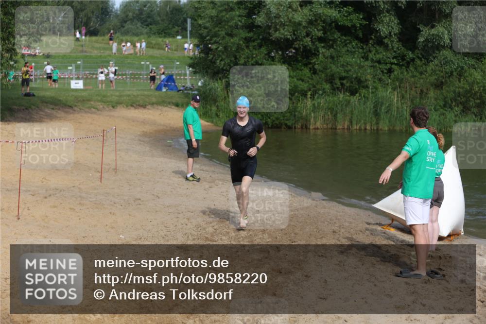 21.06.2026 - 29. Vierlanden-Triathlon Andreas Tolksdorf http://msf.ph/oto/9858220 21.06.2026 09:02:37 Schwimmen 128 meine-sportfotos.de