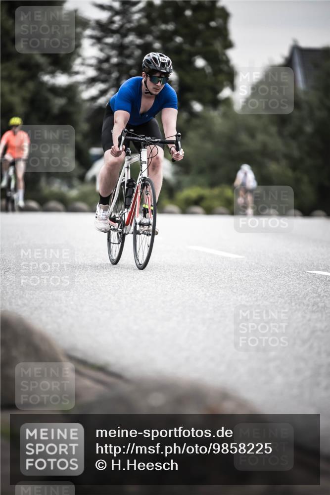 21.06.2026 - 29. Vierlanden-Triathlon H.Heesch http://msf.ph/oto/9858225 21.06.2026 10:30:28 Radfahren 307, 355, 365, 556 meine-sportfotos.de
