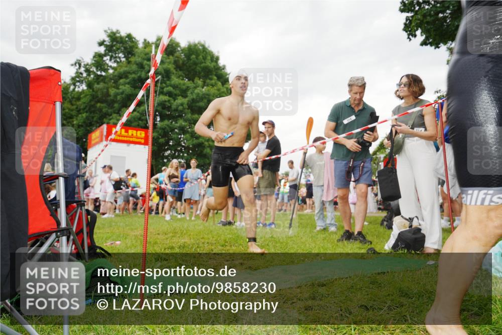 21.06.2026 - 29. Vierlanden-Triathlon LAZAROV Photography http://msf.ph/oto/9858230 21.06.2026 10:20:23 Schwimmen 366, 572 meine-sportfotos.de