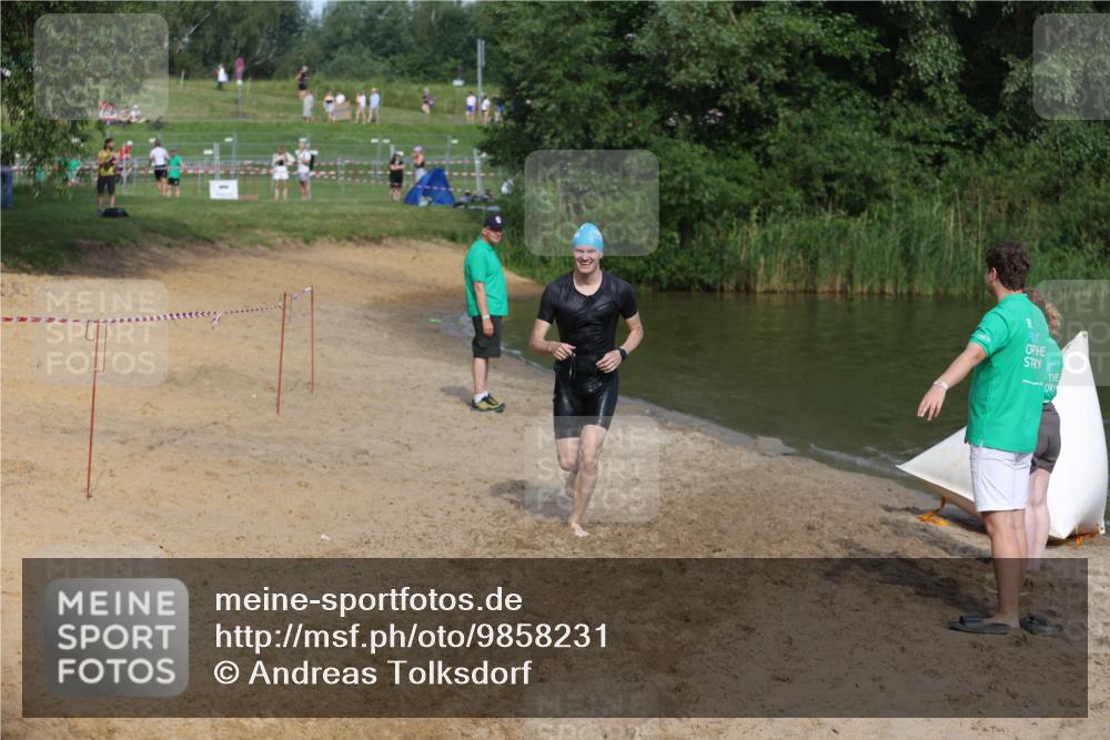21.06.2026 - 29. Vierlanden-Triathlon Andreas Tolksdorf http://msf.ph/oto/9858231 21.06.2026 09:02:37 Schwimmen 128 meine-sportfotos.de