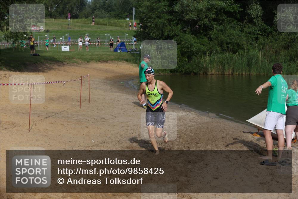 21.06.2026 - 29. Vierlanden-Triathlon Andreas Tolksdorf http://msf.ph/oto/9858425 21.06.2026 09:03:28 Schwimmen 241, 288 meine-sportfotos.de