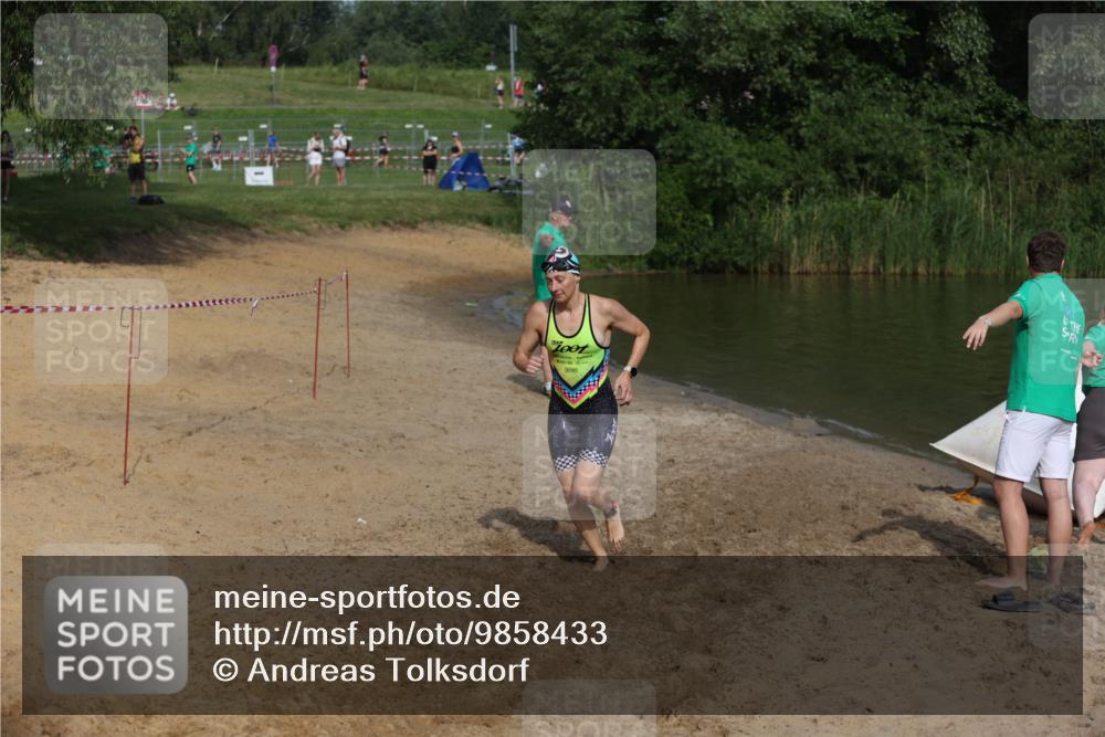 21.06.2026 - 29. Vierlanden-Triathlon Andreas Tolksdorf http://msf.ph/oto/9858433 21.06.2026 09:03:28 Schwimmen 241, 288 meine-sportfotos.de