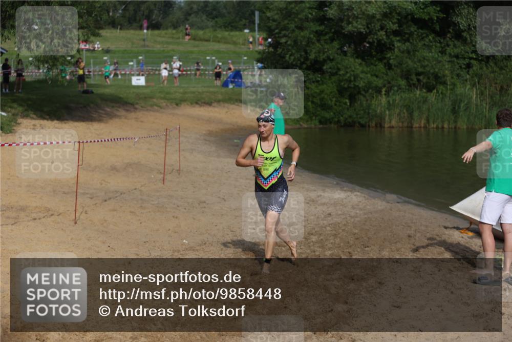 21.06.2026 - 29. Vierlanden-Triathlon Andreas Tolksdorf http://msf.ph/oto/9858448 21.06.2026 09:03:29 Schwimmen 241, 288 meine-sportfotos.de