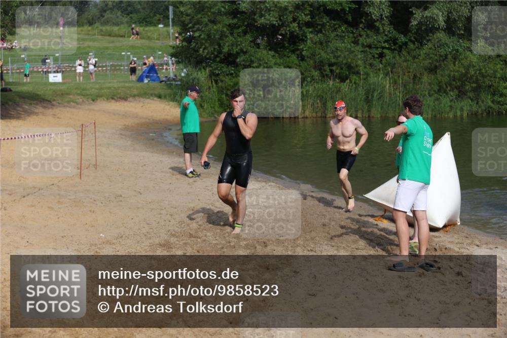 21.06.2026 - 29. Vierlanden-Triathlon Andreas Tolksdorf http://msf.ph/oto/9858523 21.06.2026 09:03:34 Schwimmen 288, 302 meine-sportfotos.de
