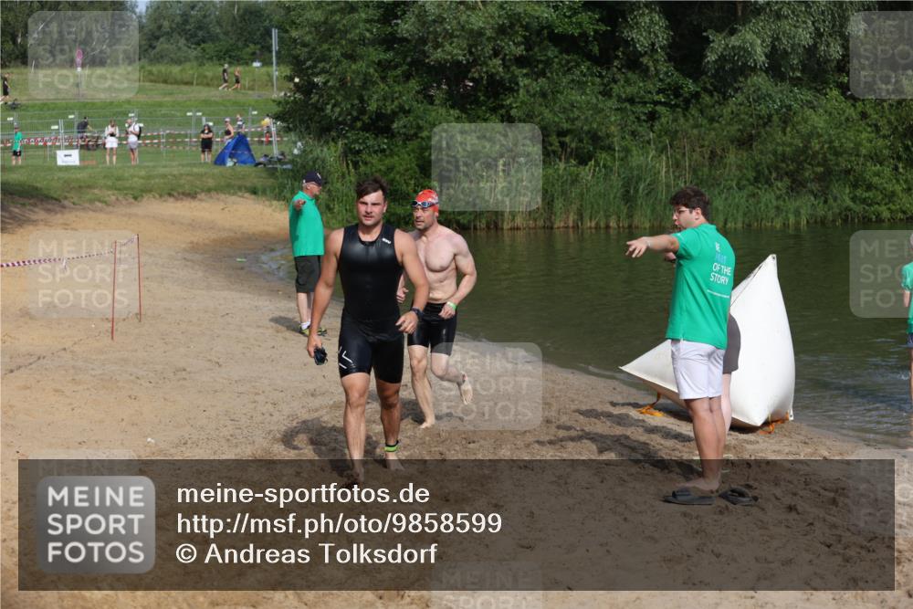 21.06.2026 - 29. Vierlanden-Triathlon Andreas Tolksdorf http://msf.ph/oto/9858599 21.06.2026 09:03:35 Schwimmen 288, 302 meine-sportfotos.de