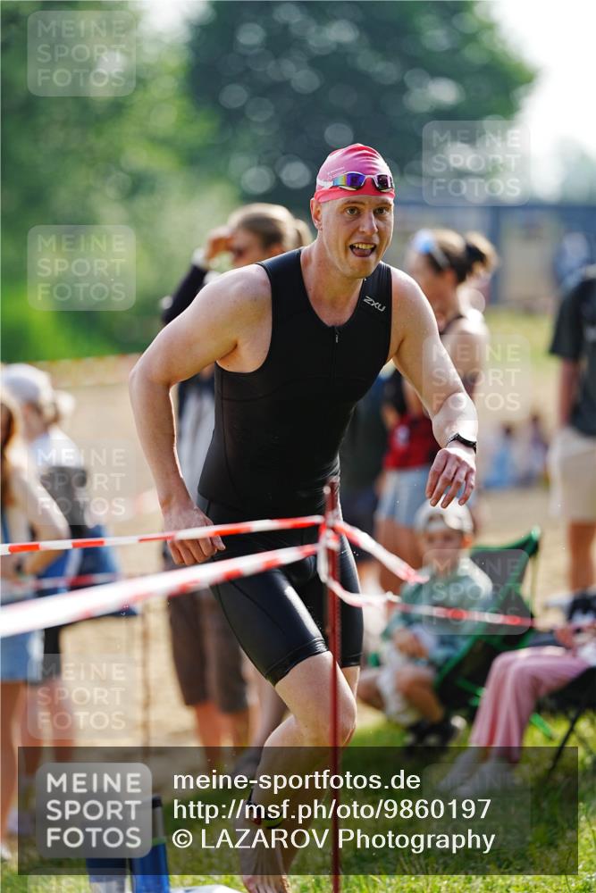 21.06.2026 - 29. Vierlanden-Triathlon LAZAROV Photography http://msf.ph/oto/9860197 21.06.2026 08:39:03 Schwimmen 60, 61, 82 meine-sportfotos.de