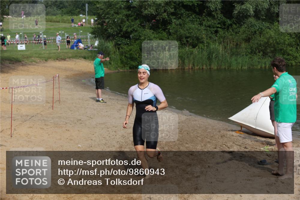 21.06.2026 - 29. Vierlanden-Triathlon Andreas Tolksdorf http://msf.ph/oto/9860943 21.06.2026 09:12:08 Schwimmen 252, 272 meine-sportfotos.de