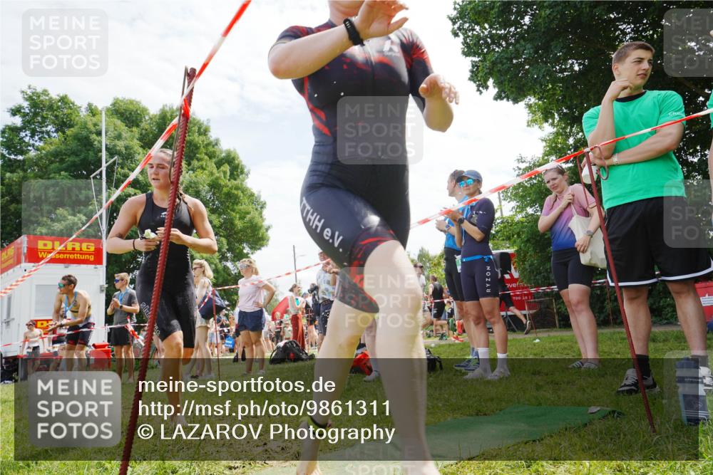 21.06.2026 - 29. Vierlanden-Triathlon LAZAROV Photography http://msf.ph/oto/9861311 21.06.2026 13:08:31 Schwimmen 1111, 1130, 1139 meine-sportfotos.de