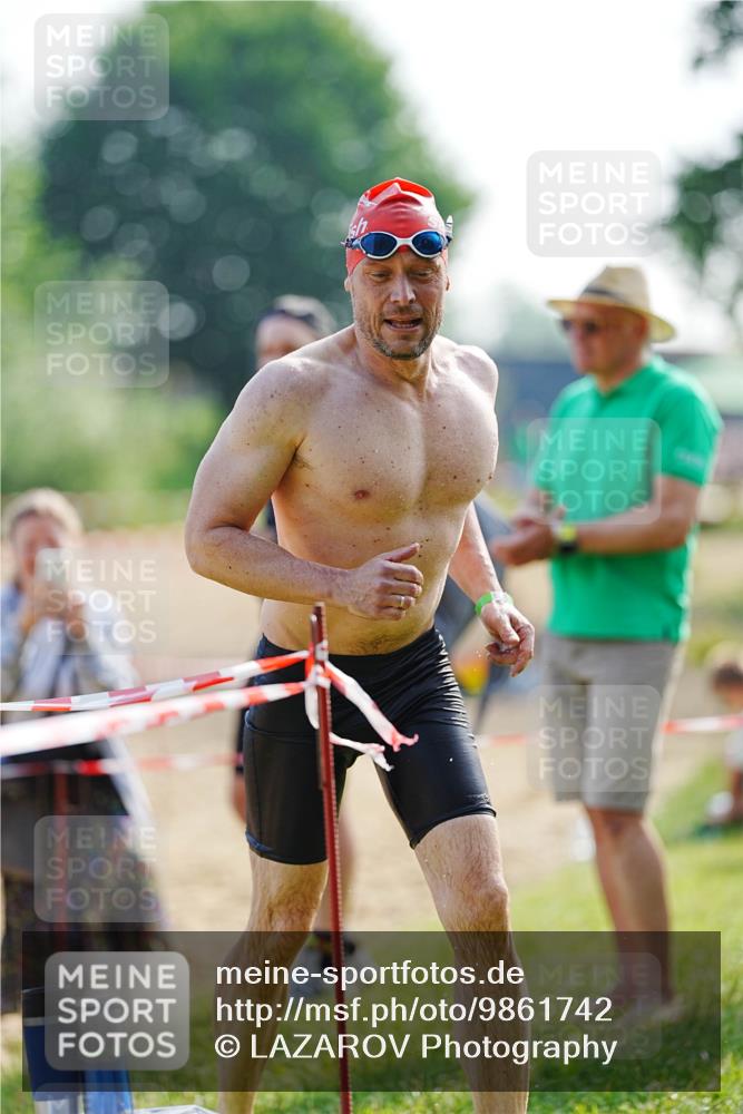 21.06.2026 - 29. Vierlanden-Triathlon LAZAROV Photography http://msf.ph/oto/9861742 21.06.2026 09:03:43 Schwimmen 241, 288, 302 meine-sportfotos.de