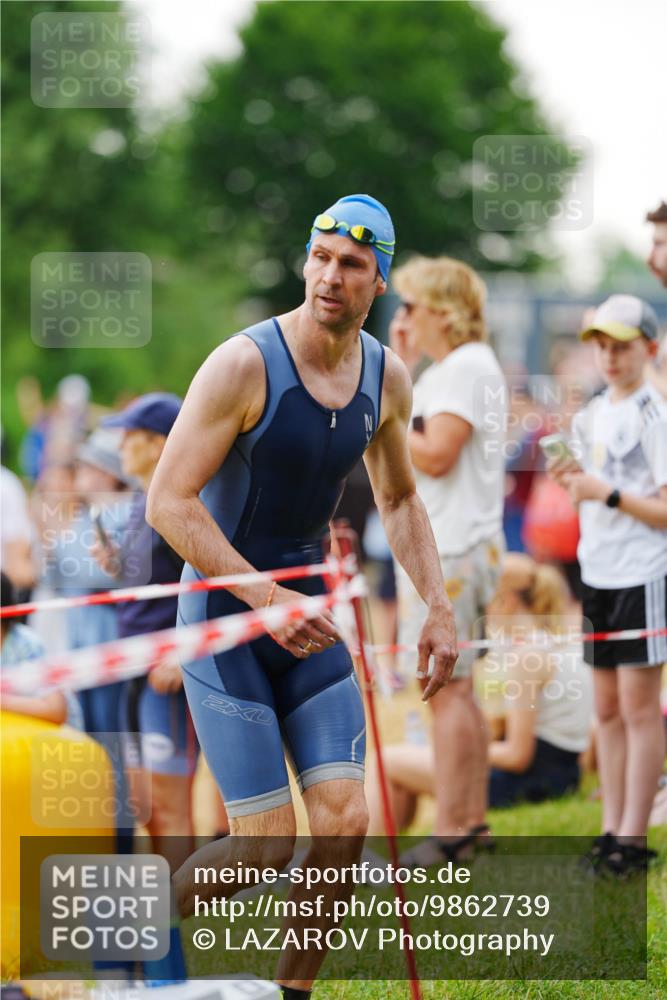 21.06.2026 - 29. Vierlanden-Triathlon LAZAROV Photography http://msf.ph/oto/9862739 21.06.2026 10:05:41 Schwimmen 395, 414, 429, 448 meine-sportfotos.de