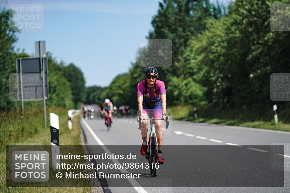 21.06.2026 - Viking Triathlon Michael Burmester http://msf.ph/oto/9864316 21.06.2026 11:47:44 Radfahren 24, 37, 74, 115, 185, 220, 356, 378, 416, 450, 464, 483, 483, 559, 578, 601 meine-sportfotos.de
