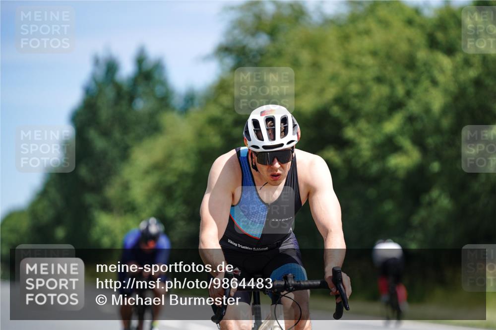 21.06.2026 - Viking Triathlon Michael Burmester http://msf.ph/oto/9864483 21.06.2026 11:48:44 Radfahren 125, 150, 250, 250, 283, 291, 305, 307, 434, 473, 553, 616, 622, 669 meine-sportfotos.de