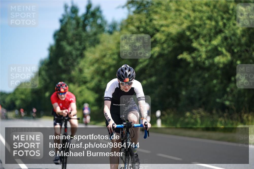 21.06.2026 - Viking Triathlon Michael Burmester http://msf.ph/oto/9864744 21.06.2026 11:50:17 Radfahren 33, 76, 92, 151, 152, 244, 272, 297, 297, 300, 333, 351, 414, 519, 557, 574, 614, 633, 641 meine-sportfotos.de
