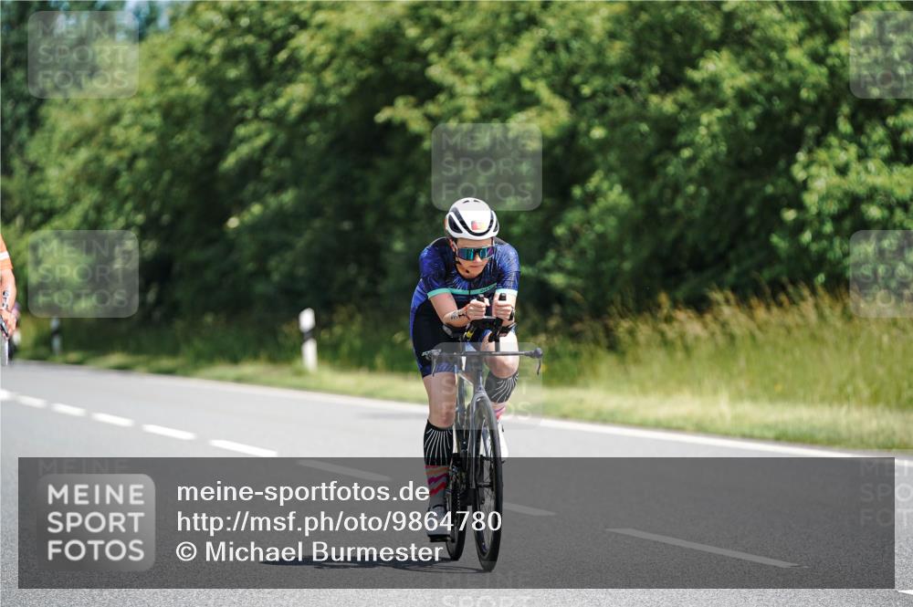 21.06.2026 - Viking Triathlon Michael Burmester http://msf.ph/oto/9864780 21.06.2026 11:50:30 Radfahren 33, 76, 88, 92, 107, 151, 174, 229, 272, 297, 351, 376, 385, 414, 422, 512, 557, 574, 618, 641, 641 meine-sportfotos.de