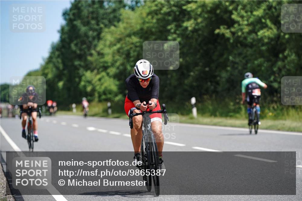 21.06.2026 - Viking Triathlon Michael Burmester http://msf.ph/oto/9865387 21.06.2026 11:57:14 Radfahren 25, 134, 137, 158, 190, 225, 253, 344, 369, 388, 449, 469, 547, 575, 630, 630 meine-sportfotos.de