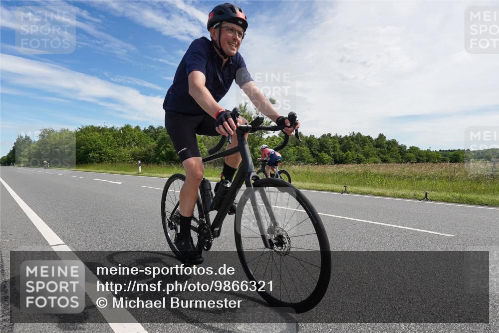 21.06.2026 - Viking Triathlon Michael Burmester http://msf.ph/oto/9866321 21.06.2026 11:25:52 Radfahren 169, 176, 189, 264, 309, 309, 401, 419, 426, 456, 474, 526, 645, 664 meine-sportfotos.de