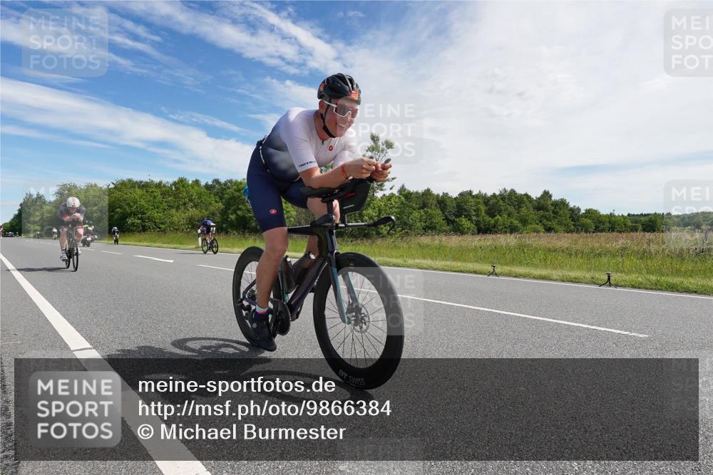 21.06.2026 - Viking Triathlon Michael Burmester http://msf.ph/oto/9866384 21.06.2026 11:26:33 Radfahren 77, 99, 141, 141, 429, 442, 462, 560 meine-sportfotos.de