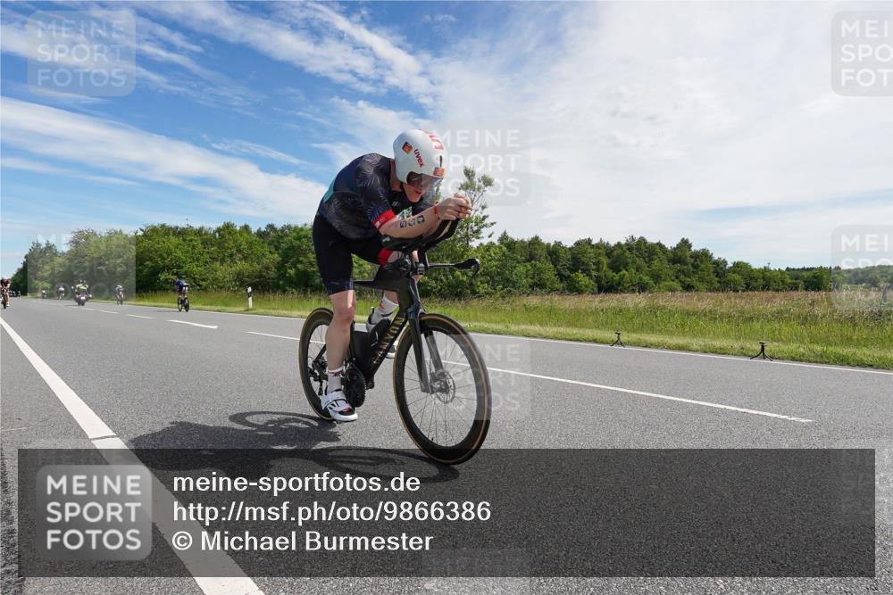 21.06.2026 - Viking Triathlon Michael Burmester http://msf.ph/oto/9866386 21.06.2026 11:26:34 Radfahren 77, 99, 141, 141, 429, 442, 462, 560 meine-sportfotos.de