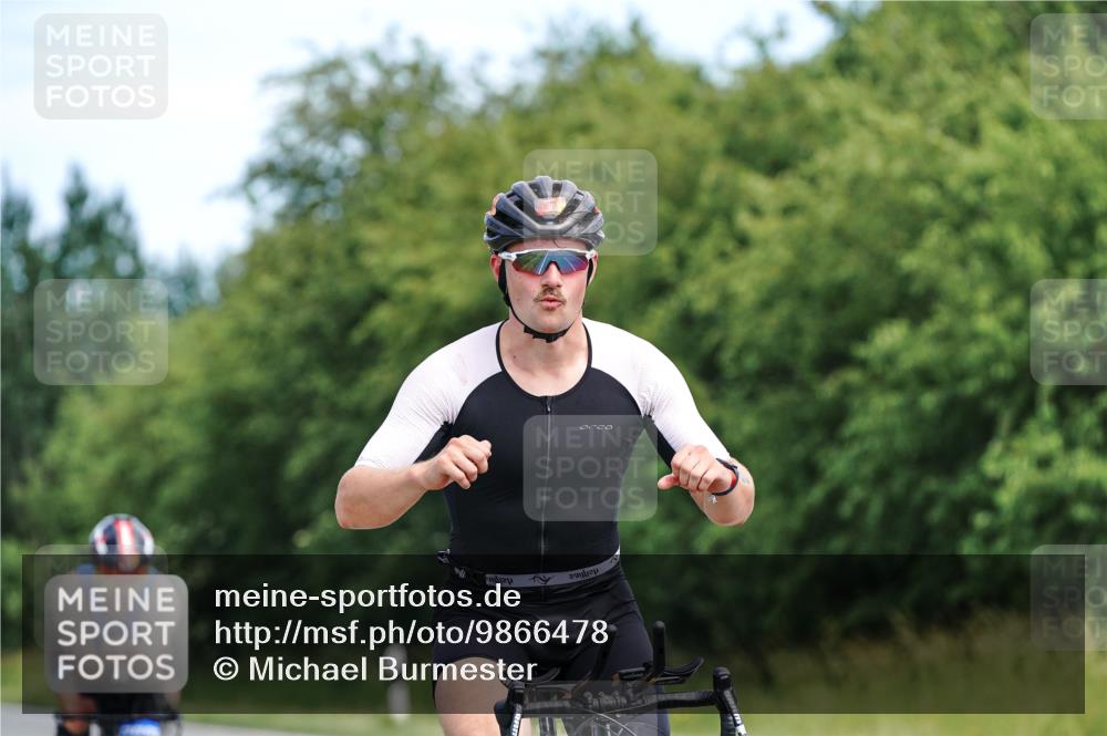 21.06.2026 - Viking Triathlon Michael Burmester http://msf.ph/oto/9866478 21.06.2026 12:07:47 Radfahren 24, 90, 97, 211, 245, 259, 269, 335, 422, 545, 562, 621, 622 meine-sportfotos.de