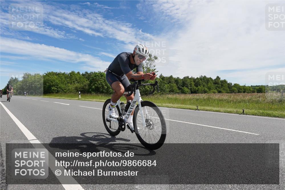 21.06.2026 - Viking Triathlon Michael Burmester http://msf.ph/oto/9866684 21.06.2026 11:31:43 Radfahren 14, 80, 88, 109, 145, 180, 195, 206, 302, 325, 379, 379, 383, 446, 454, 461, 482, 500, 528, 579, 614 meine-sportfotos.de