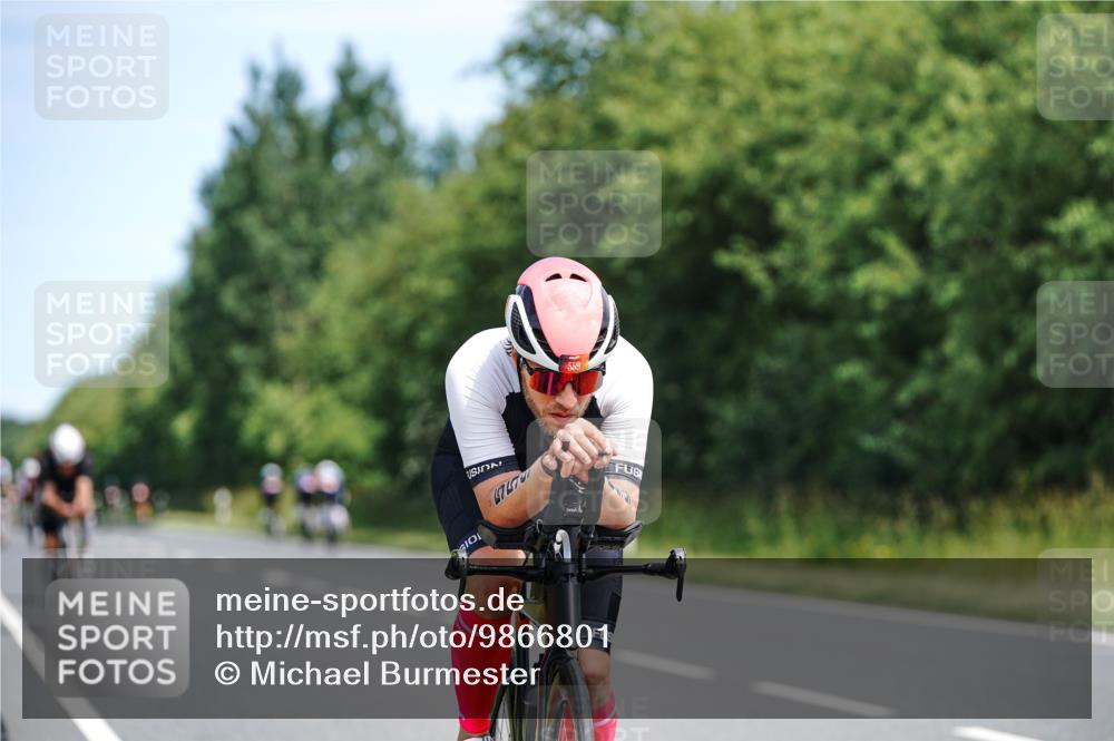 21.06.2026 - Viking Triathlon Michael Burmester http://msf.ph/oto/9866801 21.06.2026 12:13:18 Radfahren 1, 4, 14, 18, 18, 33, 70, 92, 107, 117, 122, 131, 151, 175, 207, 296, 376, 414, 432, 450, 486, 487, 506, 559, 574, 637, 664 meine-sportfotos.de