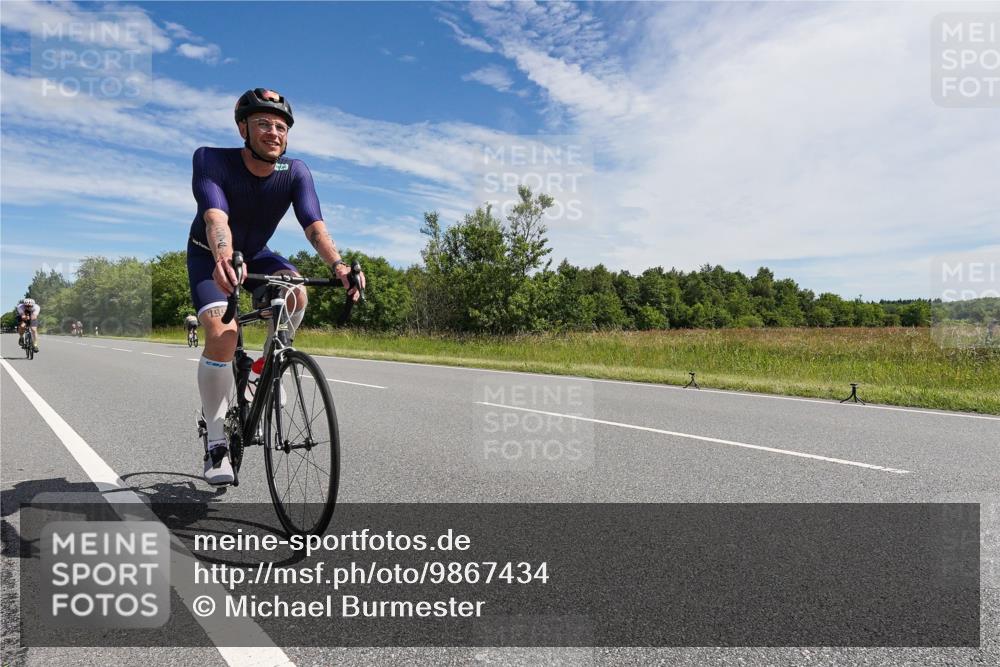 21.06.2026 - Viking Triathlon Michael Burmester http://msf.ph/oto/9867434 21.06.2026 11:38:59 Radfahren 100, 102, 105, 164, 171, 276, 306, 326, 531, 605, 606, 617, 638, 648 meine-sportfotos.de