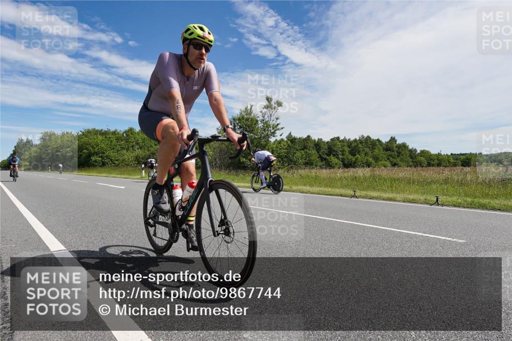 21.06.2026 - Viking Triathlon Michael Burmester http://msf.ph/oto/9867744 21.06.2026 11:41:06 Radfahren 26, 96, 136, 247, 287, 287, 317, 467, 467, 658 meine-sportfotos.de