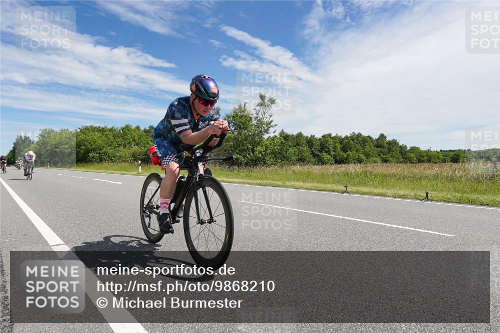 21.06.2026 - Viking Triathlon Michael Burmester http://msf.ph/oto/9868210 21.06.2026 11:45:55 Radfahren 46, 60, 111, 123, 138, 186, 186, 212, 227, 227, 245, 495, 532, 532, 541, 562 meine-sportfotos.de