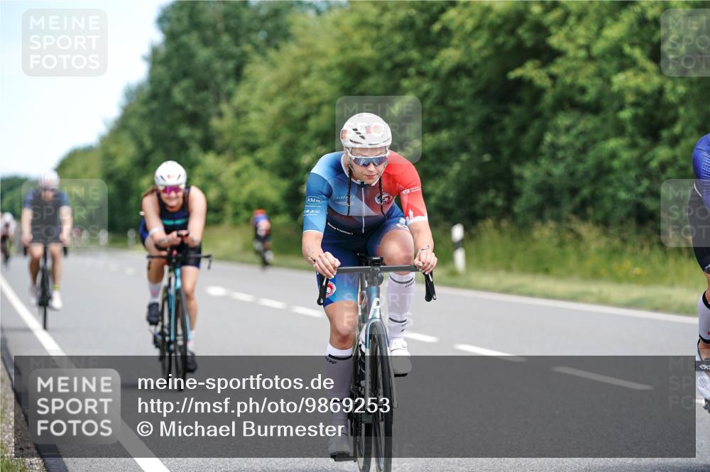 21.06.2026 - Viking Triathlon Michael Burmester http://msf.ph/oto/9869253 21.06.2026 12:27:13 Radfahren 38, 218, 266, 273, 366, 444, 444, 490, 554, 639 meine-sportfotos.de