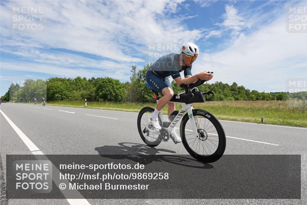 21.06.2026 - Viking Triathlon Michael Burmester http://msf.ph/oto/9869258 21.06.2026 11:58:30 Radfahren 5, 36, 36, 48, 164, 192, 208, 208, 221, 223, 232, 251, 278, 312, 353, 466, 494, 517, 563, 654 meine-sportfotos.de