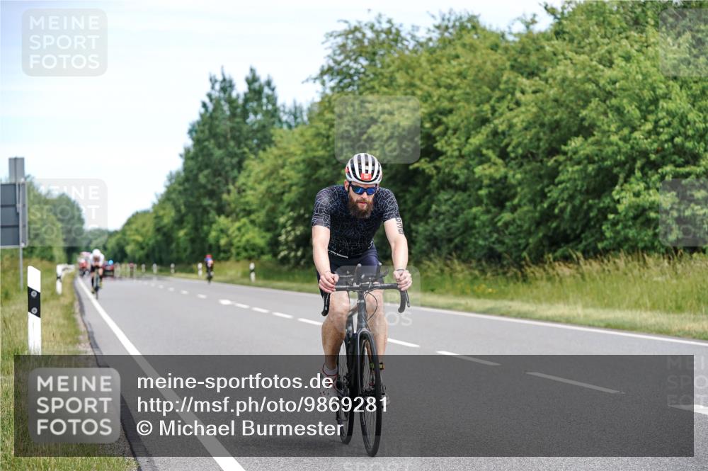 21.06.2026 - Viking Triathlon Michael Burmester http://msf.ph/oto/9869281 21.06.2026 12:27:17 Radfahren 38, 218, 266, 273, 444, 444, 490, 554, 639 meine-sportfotos.de