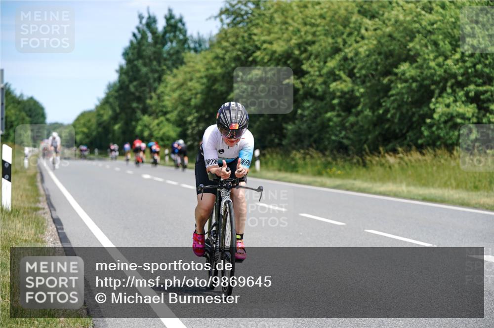 21.06.2026 - Viking Triathlon Michael Burmester http://msf.ph/oto/9869645 21.06.2026 12:30:06 Radfahren 99, 168, 220, 261, 314, 355, 463, 529, 613, 631, 631 meine-sportfotos.de