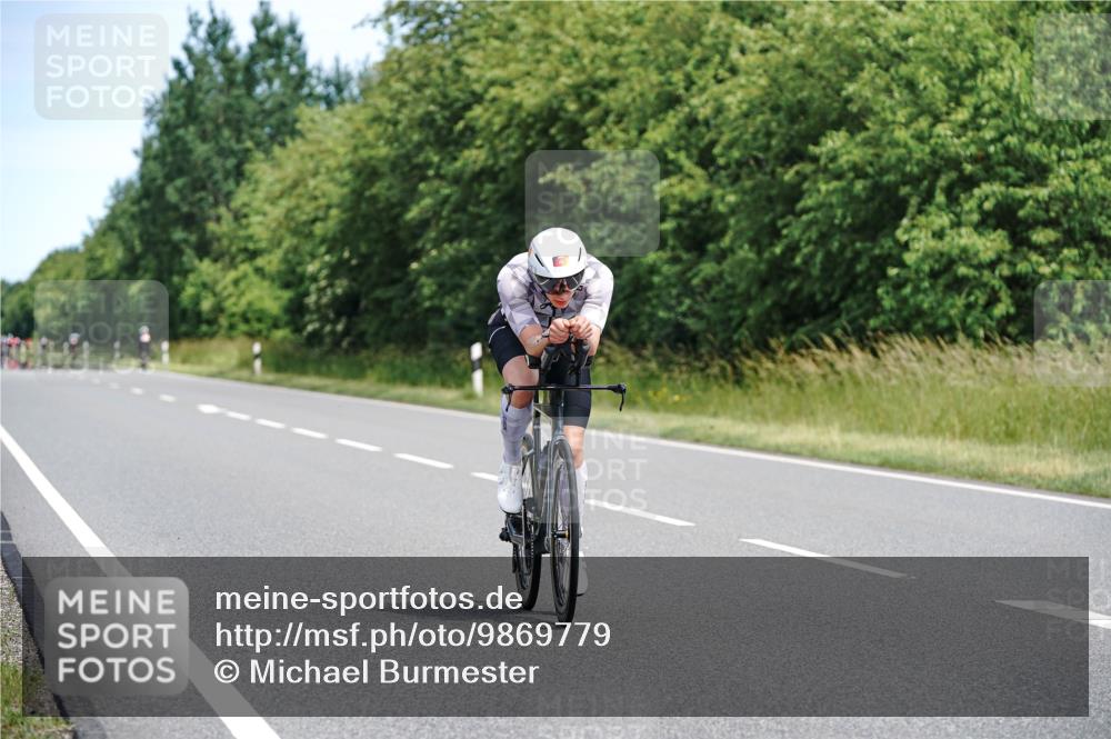 21.06.2026 - Viking Triathlon Michael Burmester http://msf.ph/oto/9869779 21.06.2026 12:30:43 Radfahren 34, 45, 99, 104, 109, 111, 113, 125, 137, 145, 180, 188, 199, 241, 252, 327, 340, 359, 383, 553, 567, 578, 663 meine-sportfotos.de