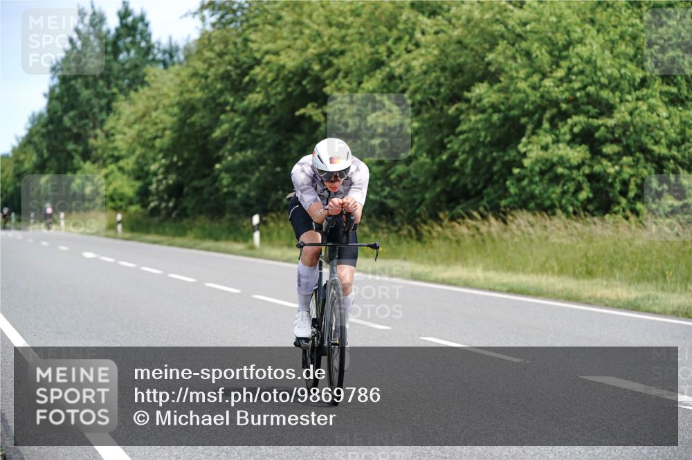 21.06.2026 - Viking Triathlon Michael Burmester http://msf.ph/oto/9869786 21.06.2026 12:30:43 Radfahren 34, 45, 99, 104, 109, 111, 113, 125, 137, 145, 180, 188, 199, 241, 252, 327, 340, 359, 383, 553, 567, 578, 663 meine-sportfotos.de