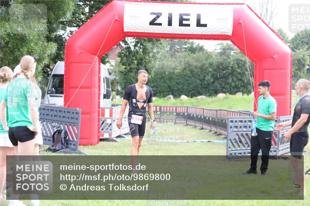21.06.2026 - 29. Vierlanden-Triathlon Andreas Tolksdorf http://msf.ph/oto/9869800 21.06.2026 10:46:06 Ziel  meine-sportfotos.de