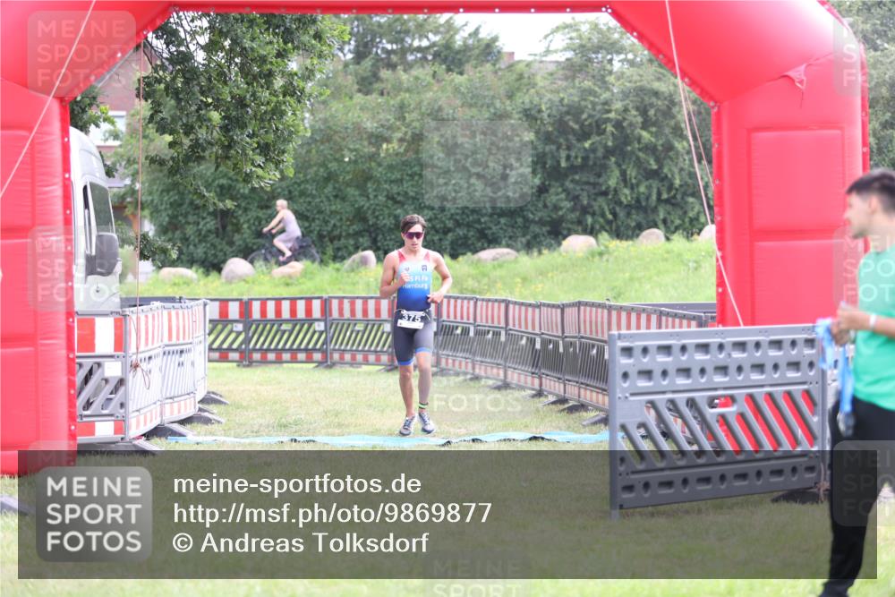 21.06.2026 - 29. Vierlanden-Triathlon Andreas Tolksdorf http://msf.ph/oto/9869877 21.06.2026 10:48:57 Ziel  meine-sportfotos.de