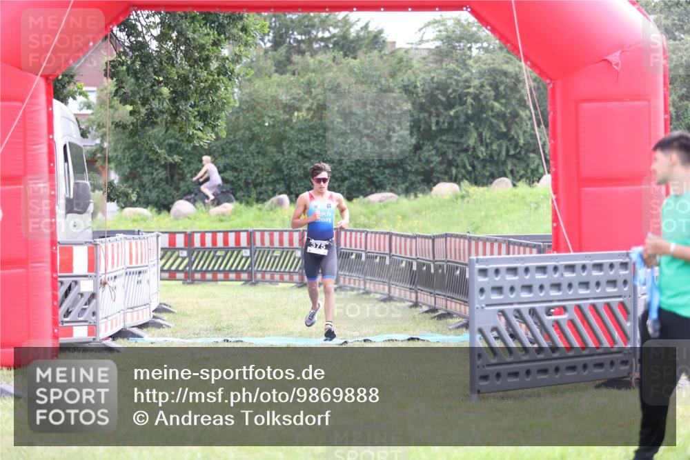 21.06.2026 - 29. Vierlanden-Triathlon Andreas Tolksdorf http://msf.ph/oto/9869888 21.06.2026 10:48:57 Ziel  meine-sportfotos.de
