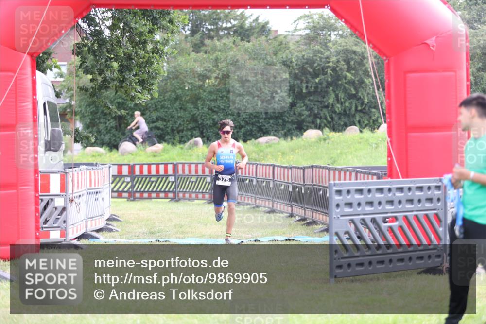 21.06.2026 - 29. Vierlanden-Triathlon Andreas Tolksdorf http://msf.ph/oto/9869905 21.06.2026 10:48:57 Ziel  meine-sportfotos.de