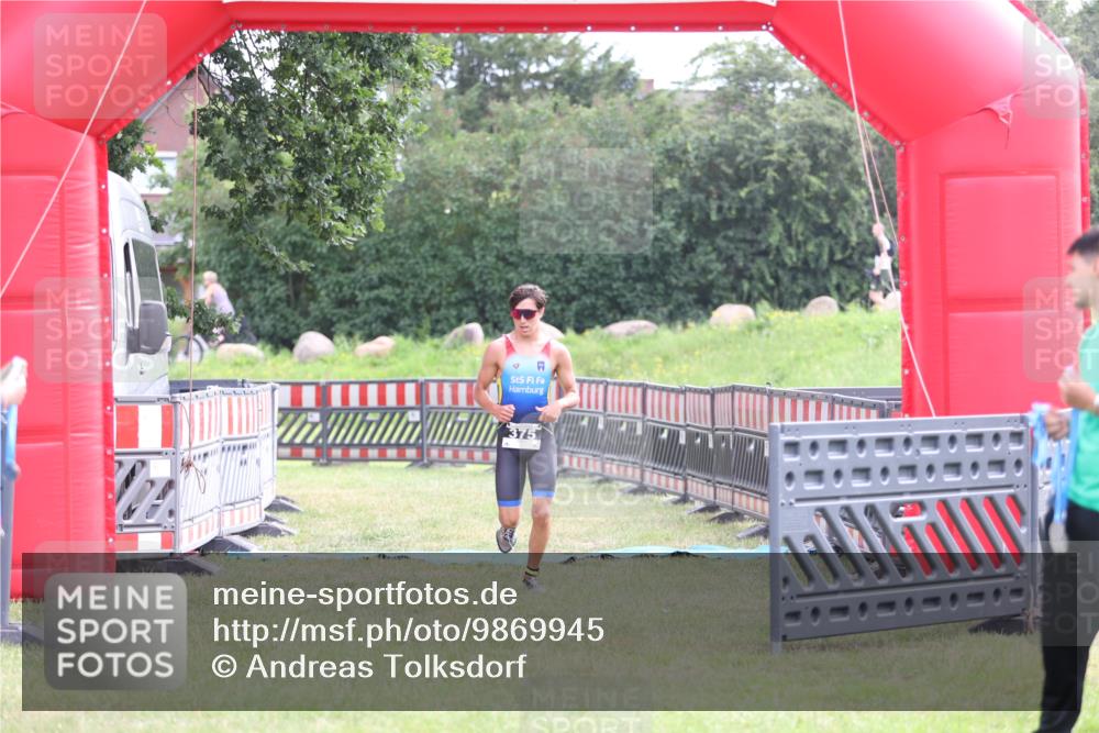 21.06.2026 - 29. Vierlanden-Triathlon Andreas Tolksdorf http://msf.ph/oto/9869945 21.06.2026 10:48:58 Ziel  meine-sportfotos.de