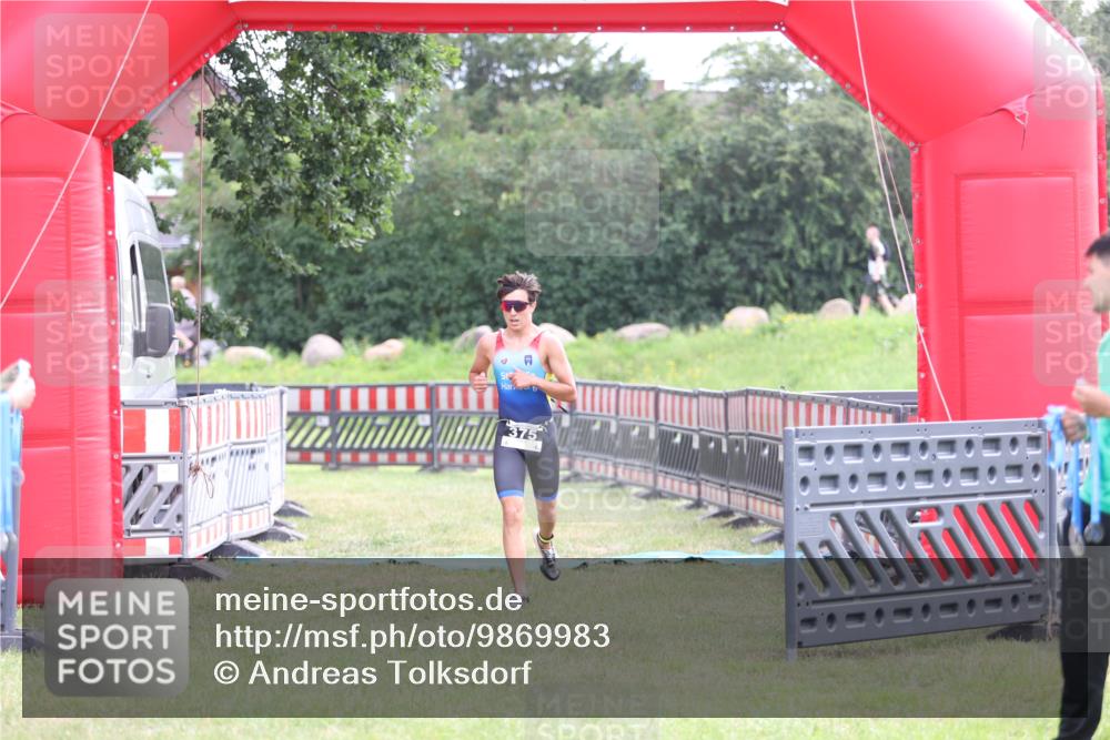 21.06.2026 - 29. Vierlanden-Triathlon Andreas Tolksdorf http://msf.ph/oto/9869983 21.06.2026 10:48:58 Ziel  meine-sportfotos.de