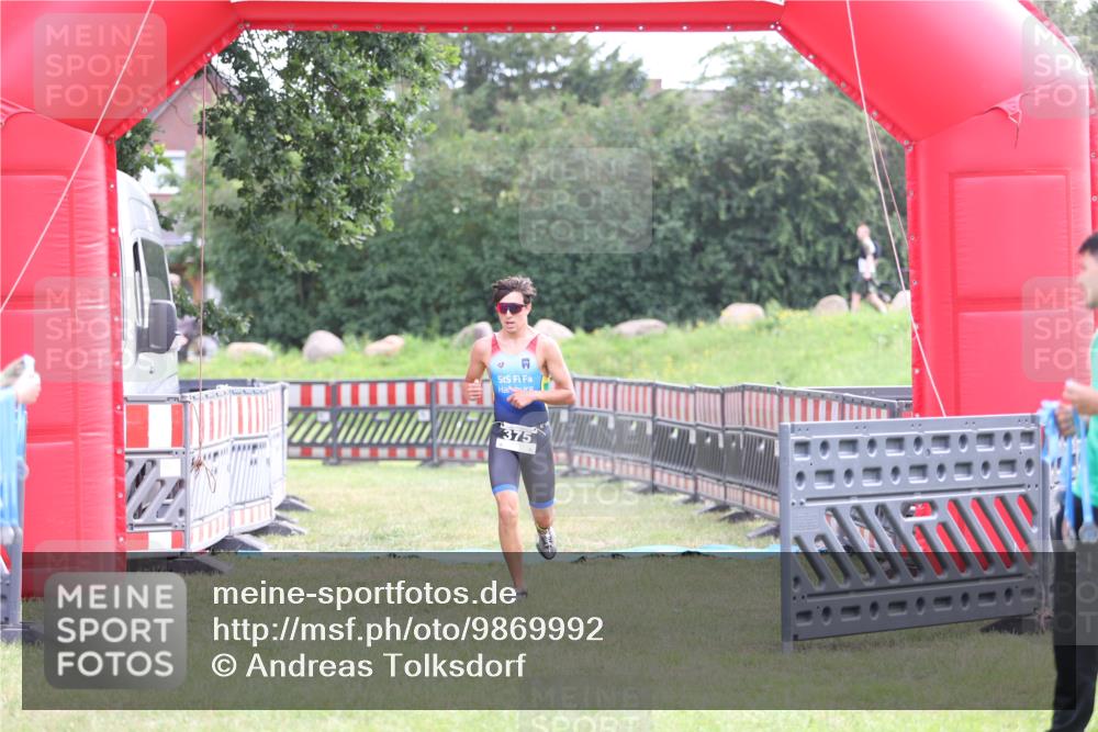 21.06.2026 - 29. Vierlanden-Triathlon Andreas Tolksdorf http://msf.ph/oto/9869992 21.06.2026 10:48:58 Ziel  meine-sportfotos.de