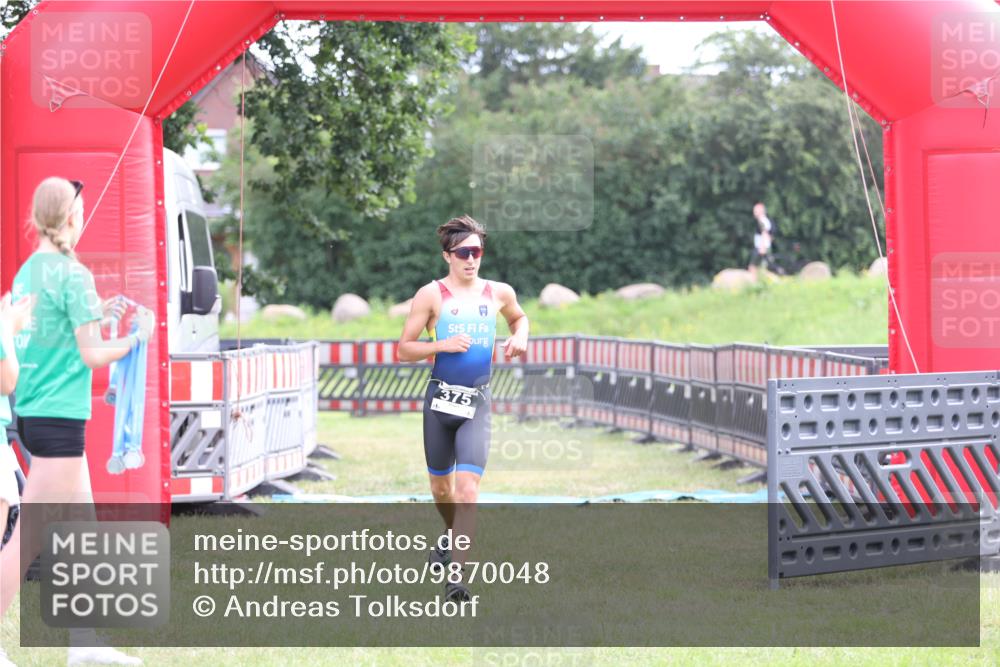 21.06.2026 - 29. Vierlanden-Triathlon Andreas Tolksdorf http://msf.ph/oto/9870048 21.06.2026 10:48:59 Ziel  meine-sportfotos.de