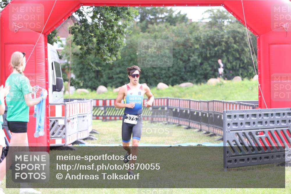 21.06.2026 - 29. Vierlanden-Triathlon Andreas Tolksdorf http://msf.ph/oto/9870055 21.06.2026 10:48:59 Ziel  meine-sportfotos.de