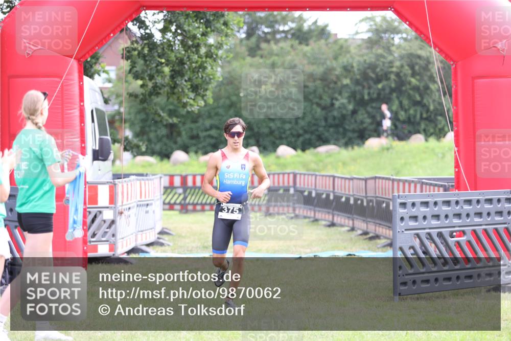 21.06.2026 - 29. Vierlanden-Triathlon Andreas Tolksdorf http://msf.ph/oto/9870062 21.06.2026 10:48:59 Ziel  meine-sportfotos.de