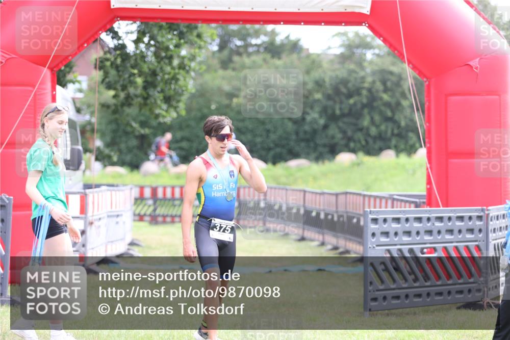 21.06.2026 - 29. Vierlanden-Triathlon Andreas Tolksdorf http://msf.ph/oto/9870098 21.06.2026 10:49:03 Ziel  meine-sportfotos.de